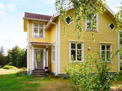 . Historic Cottage by Lake Yngern