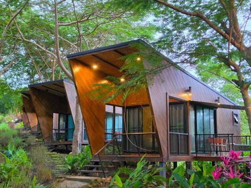 2Someplace in Mae Lao