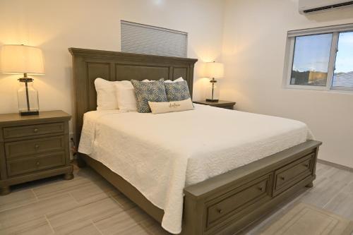 Emerald Cottage - Brand New Beach Cottage with Pool, Walk to La home in North Palmetto Point
