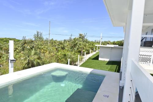 Emerald Cottage - Brand New Beach Cottage with Pool, Walk to La home in North Palmetto Point