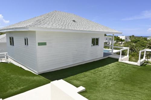 Emerald Cottage - Brand New Beach Cottage with Pool, Walk to La home in North Palmetto Point