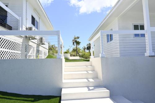 Emerald Cottage - Brand New Beach Cottage with Pool, Walk to La home in North Palmetto Point