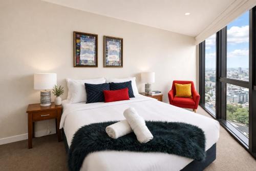 SKY-HIGH HAVEN-Rooftop Infinity Pool Parking WiFi - image 4
