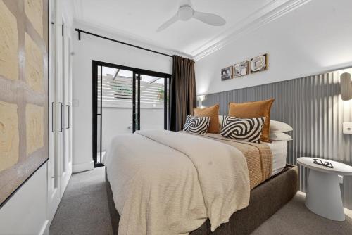 Rare 6BR Manly Beach Stay 3 Apartments - image 5