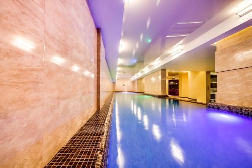 Peldbaseins, Lisova Pisnia Resort Hotel in Truskavets