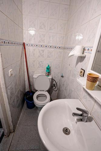 Charming 2-Bedroom Apartment with Direct sea view in Martil - image 3