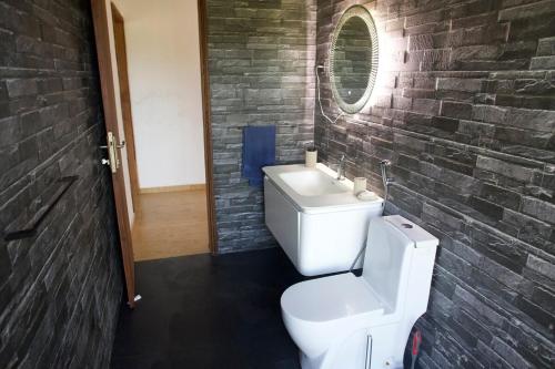 Kamar Mandi, Spacious T1 apartment in Chuiba, near the beach in Pemba