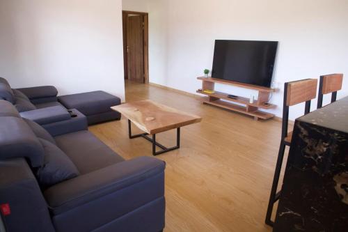 Ruang bersama/area TV, Spacious T1 apartment in Chuiba, near the beach in Pemba