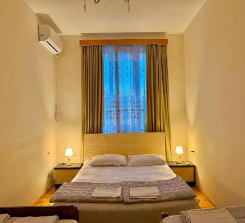 1 double bed, 2 twin beds