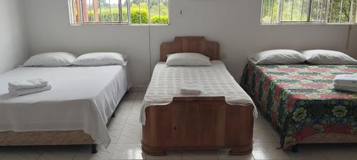 3 queen beds, 2 twin beds