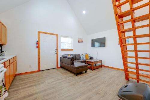 Walk to Main Street! Cozy Stockdale Cabin in Stockdale (TX)