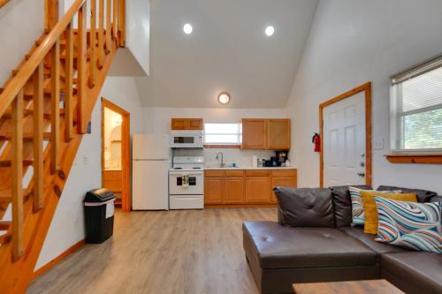Walk to Main Street! Cozy Stockdale Cabin in Stockdale (TX)