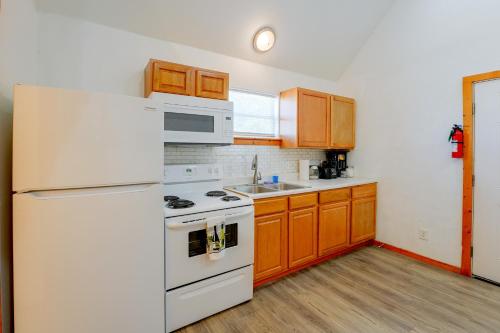 Walk to Main Street! Cozy Stockdale Cabin in Stockdale (TX)