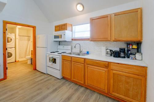 Walk to Main Street! Cozy Stockdale Cabin in Stockdale (TX)