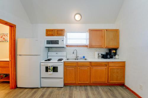 Walk to Main Street! Cozy Stockdale Cabin in Stockdale (TX)