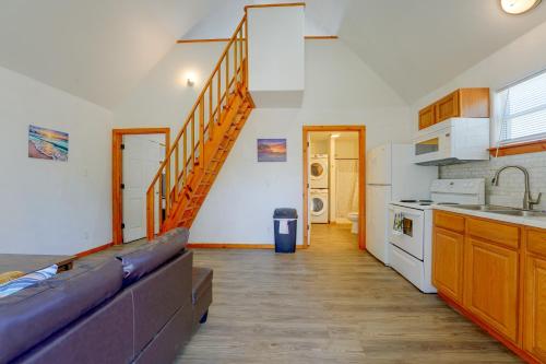Walk to Main Street! Cozy Stockdale Cabin in Stockdale (TX)