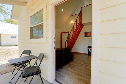 Walk to Main Street! Cozy Stockdale Cabin in Stockdale (TX)