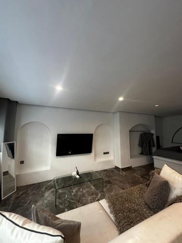Minimal Arch En-Suite Studio