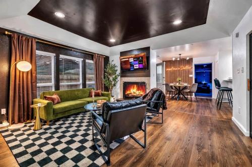 Retro Dallas Gem: Game Room + Fire Pit in Claremont