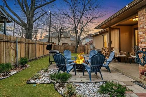Retro Dallas Gem: Game Room + Fire Pit in Claremont