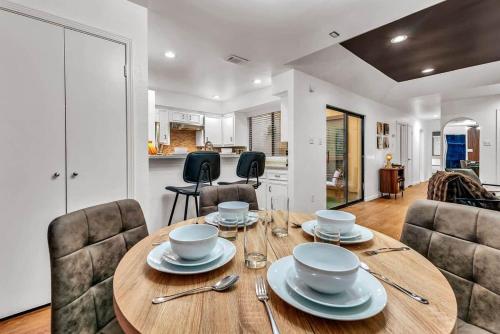 Retro Dallas Gem: Game Room + Fire Pit in Claremont