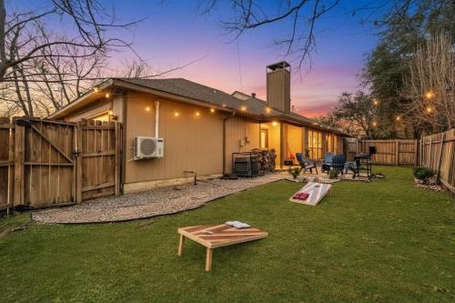 Retro Dallas Gem: Game Room + Fire Pit in Claremont