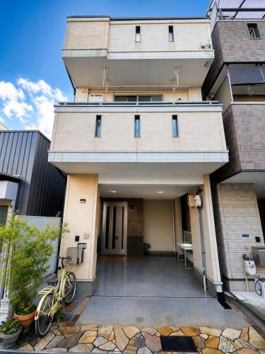 Kyoharu Stay a quiet house with direct access to Namba and Umeda Convenience store 30 seconds away o in Nishinari Ward