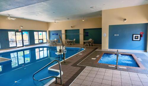 สระว่ายน้ำ, Days Inn by Wyndham Fargo/West Acres in ฟาร์โก (ND)
