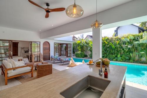 Villa Crusoe Stylish 3BR Oasis in Berawa - image 5