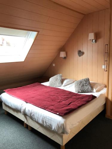 3 bedrooms, 5 beds