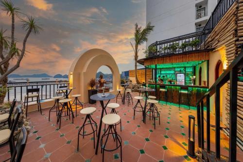 Balkong/terasse, The One Hostel & Rooftop Bar Catba in Cat Ba Island