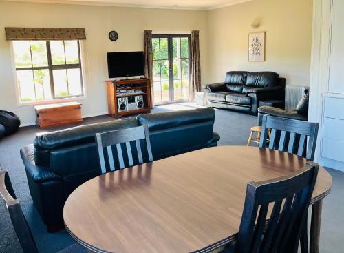 'Muriwai Lakehouse' in Manapouri