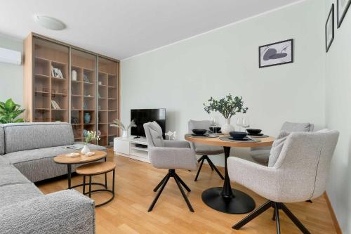 Jasnozielony Apartament z Klimatyzacją i Biurkiem by Noclegi Renters - image 5