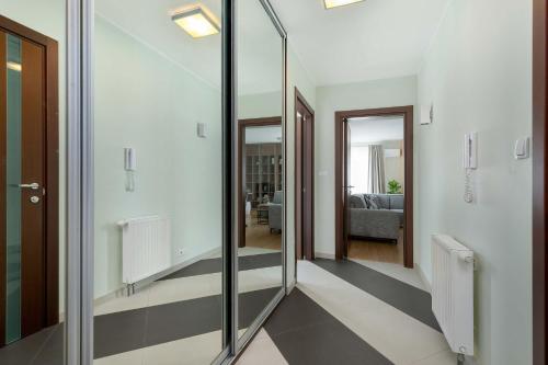 Jasnozielony Apartament z Klimatyzacją i Biurkiem by Noclegi Renters - image 2