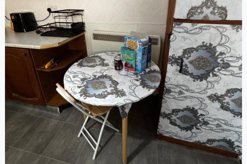 Aston 1-Bed Apartment Sleeps 2 near shops - image 5
