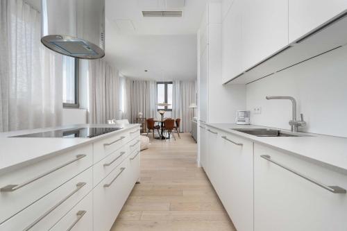 Przestronny Apartament z Tarasem i Parkingiem by Renters Restige - image 2