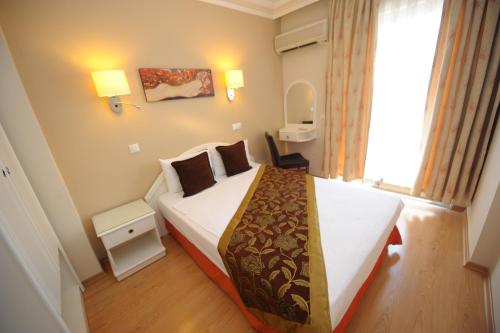 Suite Laguna Hotel Room Type - Junior Suite (2 Adults + 1 Child)