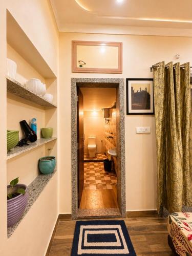The Amber Haven - A Cozy Urban Retreat - image 5