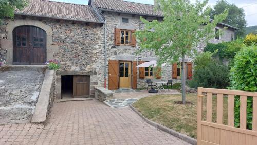CHARMANTE MAISON A LA CAMPAGNE AU COEUR DES PREMIERS VOLCANS