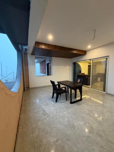 شرفة/ تراس, OSM Villa in Moleshwar