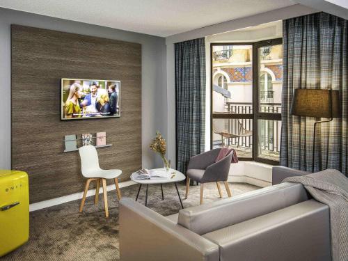 Suite, premium, junior