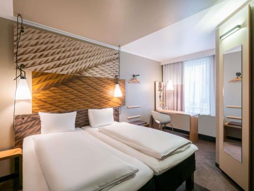 Twin room, courtyard view