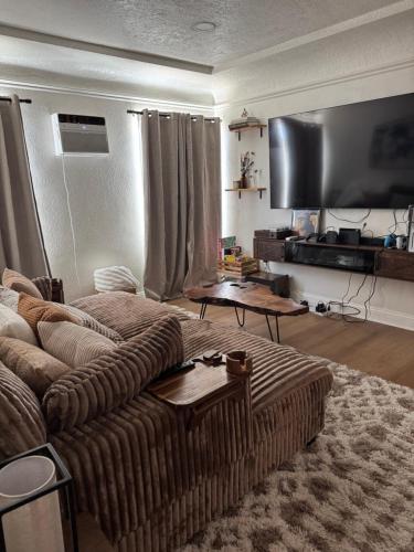 New Chic East LA Retreat-2 bedroom-Sleeps 7-Near DTLA-Car Rental
