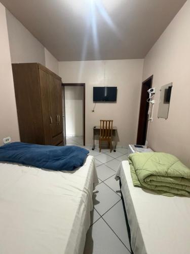 1 double bed, 1 twin bed