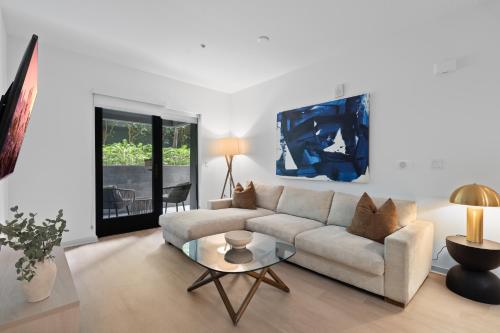 Modern 2BR in Hollywood with Pool, Gym & Balcony