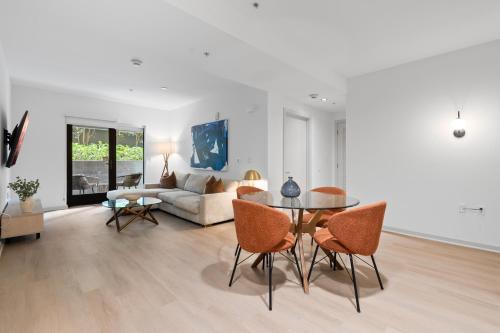Modern 2BR in Hollywood with Pool, Gym & Balcony