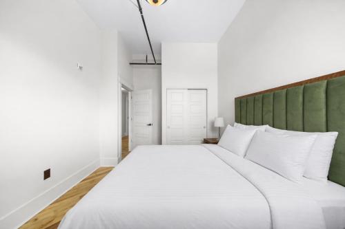 1 queen bed, 2 sofa beds