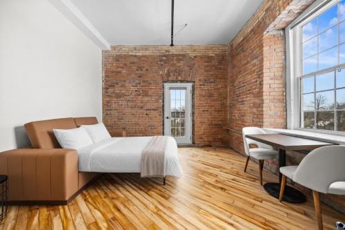 1 queen bed, 2 sofa beds