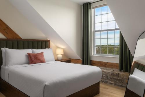 1 queen bed, 2 sofa beds