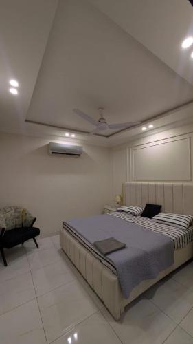 The crown residence luxury 2br apartment famillies - image 5